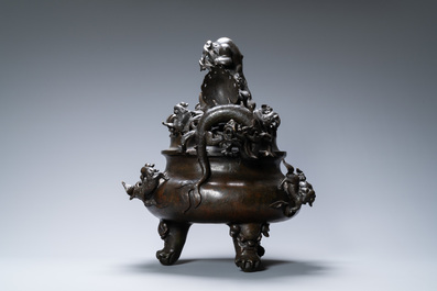 Een zeer grote Chinese bronzen wierookbrander, Xuande merk, Ming