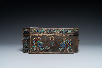 Rare coffret imp&eacute;rial en filigrane d'argent dor&eacute; et &eacute;maill&eacute; incrust&eacute; de pierres pr&eacute;cieuses, Chine, Qianlong