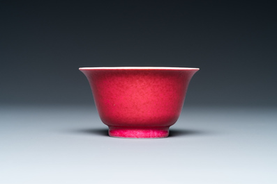 Een Chinese monochrome robijnrode kom, Qianlong merk en periode