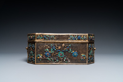 Rare coffret imp&eacute;rial en filigrane d'argent dor&eacute; et &eacute;maill&eacute; incrust&eacute; de pierres pr&eacute;cieuses, Chine, Qianlong