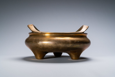 Un br&ucirc;le-parfum tripod sur socle en bronze, Chine, marque de Qianlong, Qing
