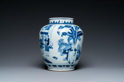 Een Chinese blauw-witte vaas met verhalend decor op houten sokkel, Transitie periode