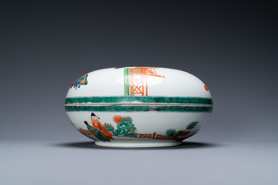 A Chinese famille verte box and cover, 19/20th C.