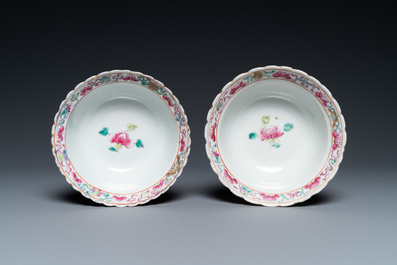 Une paire de bols en porcelaine de Chine famille rose pour le march&eacute; Straits ou Peranakan, 19&egrave;me