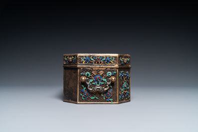 Rare coffret imp&eacute;rial en filigrane d'argent dor&eacute; et &eacute;maill&eacute; incrust&eacute; de pierres pr&eacute;cieuses, Chine, Qianlong