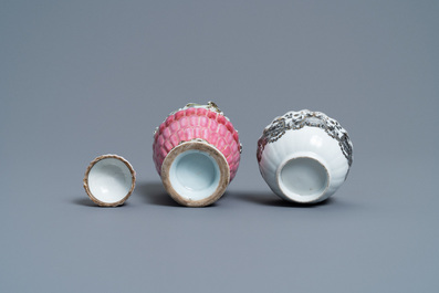 Une bo&icirc;te &agrave; th&eacute; en porcelaine de Chine famille rose et une tasse et soucoupe en grisaille, Yongzheng/Qianlong