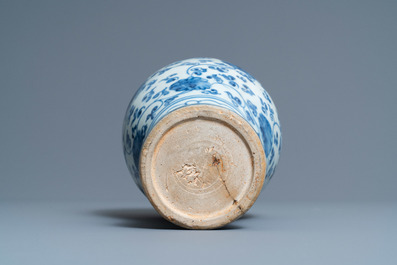Un vase de forme 'meiping' en porcelaine de Chine en bleu et blanc, Ming