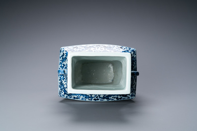 Een Chinese blauw-witte vaas met florale slingers, Qianlong