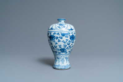 Un vase de forme 'meiping' en porcelaine de Chine en bleu et blanc, Ming
