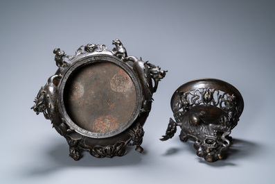 Een zeer grote Chinese bronzen wierookbrander, Xuande merk, Ming