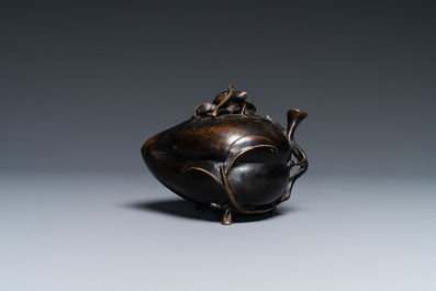 Een Chinese bronzen gedekselde wierookbrander in de vorm van een perzik, Qing