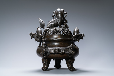 Een zeer grote Chinese bronzen wierookbrander, Xuande merk, Ming