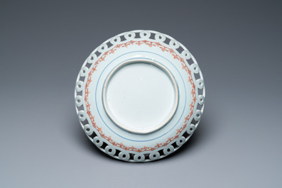 Een Chinese Imari-stijl schotel met opengewerkte 'munten' rand, Kangxi