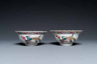 Une paire de bols en porcelaine de Chine famille rose pour le march&eacute; Straits ou Peranakan, 19&egrave;me
