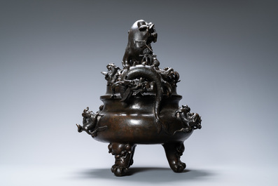 Een zeer grote Chinese bronzen wierookbrander, Xuande merk, Ming