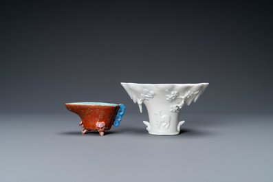 Een Chinese blanc de Chine libation cup en een koraalrode met vergulding, Kangxi en 19e eeuw