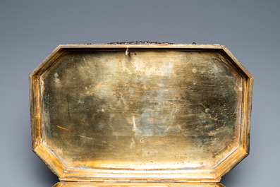 Rare coffret imp&eacute;rial en filigrane d'argent dor&eacute; et &eacute;maill&eacute; incrust&eacute; de pierres pr&eacute;cieuses, Chine, Qianlong