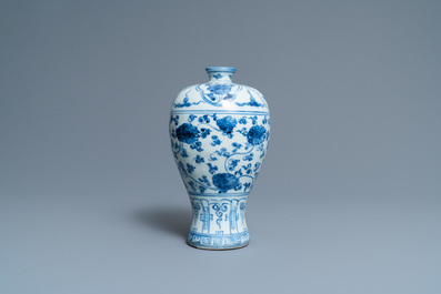 Un vase de forme 'meiping' en porcelaine de Chine en bleu et blanc, Ming