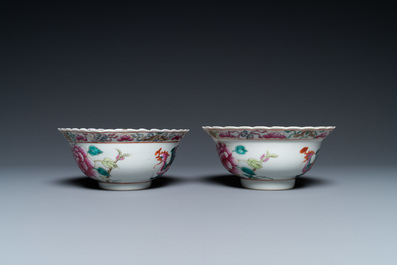 Une paire de bols en porcelaine de Chine famille rose pour le march&eacute; Straits ou Peranakan, 19&egrave;me