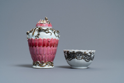 Une bo&icirc;te &agrave; th&eacute; en porcelaine de Chine famille rose et une tasse et soucoupe en grisaille, Yongzheng/Qianlong