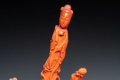 Un groupe figurant Guanyin en corail rouge sculpt&eacute;, Chine, 19/20&egrave;me