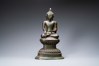 A large Burmese bronze figure of Buddha, 17/18th C.