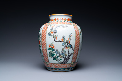 Een paar Chinese blauw-witte kommen en een famille verte vaas, 19e eeuw