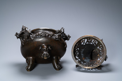 Een zeer grote Chinese bronzen wierookbrander, Xuande merk, Ming