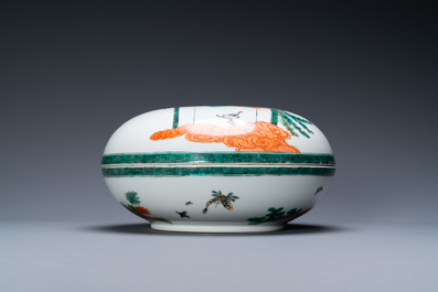 A Chinese famille verte box and cover, 19/20th C.