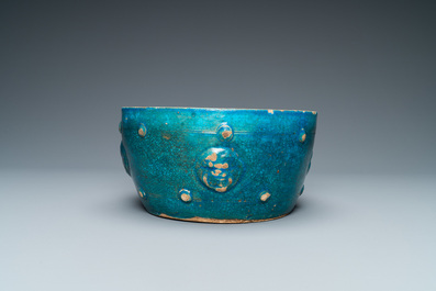 Een Chinese monochrome turquoise kom met opengewerkt houten deksel, Ming