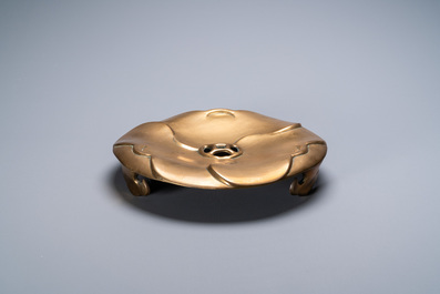 Un br&ucirc;le-parfum tripod sur socle en bronze, Chine, marque de Qianlong, Qing