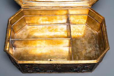 Rare coffret imp&eacute;rial en filigrane d'argent dor&eacute; et &eacute;maill&eacute; incrust&eacute; de pierres pr&eacute;cieuses, Chine, Qianlong