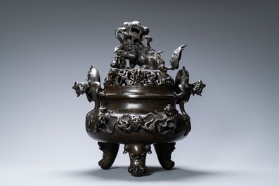 Een zeer grote Chinese bronzen wierookbrander, Xuande merk, Ming
