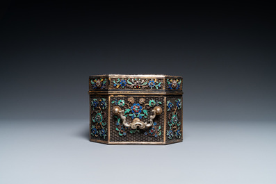 Rare coffret imp&eacute;rial en filigrane d'argent dor&eacute; et &eacute;maill&eacute; incrust&eacute; de pierres pr&eacute;cieuses, Chine, Qianlong