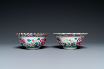 Une paire de bols en porcelaine de Chine famille rose pour le march&eacute; Straits ou Peranakan, 19&egrave;me