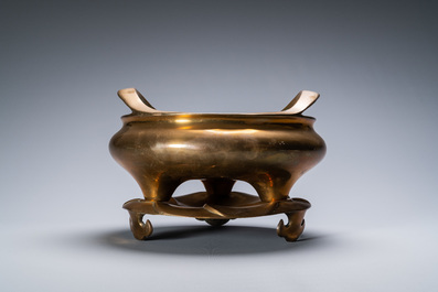 Un br&ucirc;le-parfum tripod sur socle en bronze, Chine, marque de Qianlong, Qing
