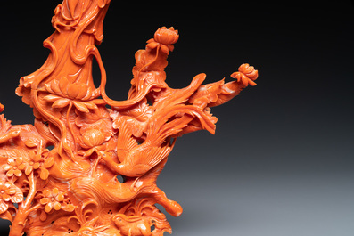 Un groupe figurant Guanyin en corail rouge sculpt&eacute;, Chine, 19/20&egrave;me