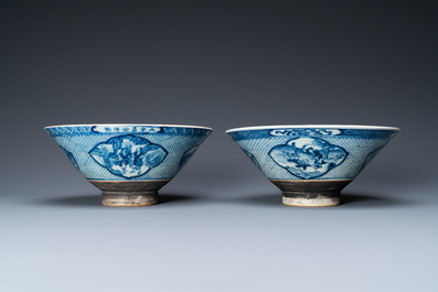 Een paar Chinese blauw-witte kommen en een famille verte vaas, 19e eeuw