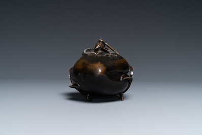 Een Chinese bronzen gedekselde wierookbrander in de vorm van een perzik, Qing