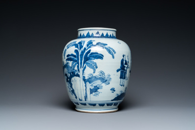 Een Chinese blauw-witte vaas met verhalend decor op houten sokkel, Transitie periode