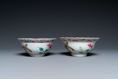 Une paire de bols en porcelaine de Chine famille rose pour le march&eacute; Straits ou Peranakan, 19&egrave;me