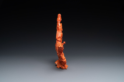 Un groupe figurant Guanyin en corail rouge sculpt&eacute;, Chine, 19/20&egrave;me
