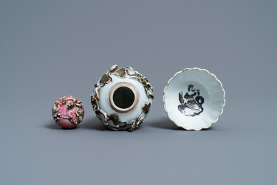Une bo&icirc;te &agrave; th&eacute; en porcelaine de Chine famille rose et une tasse et soucoupe en grisaille, Yongzheng/Qianlong