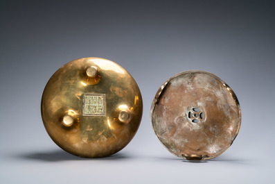 Un br&ucirc;le-parfum tripod sur socle en bronze, Chine, marque de Qianlong, Qing