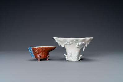 Een Chinese blanc de Chine libation cup en een koraalrode met vergulding, Kangxi en 19e eeuw