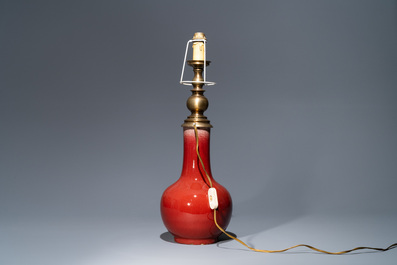 Un vase de forme bouteille en porcelaine de Chine langyao monochrome transform&eacute; en lampe, 19&egrave;me