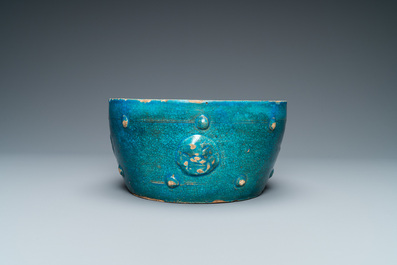 Een Chinese monochrome turquoise kom met opengewerkt houten deksel, Ming