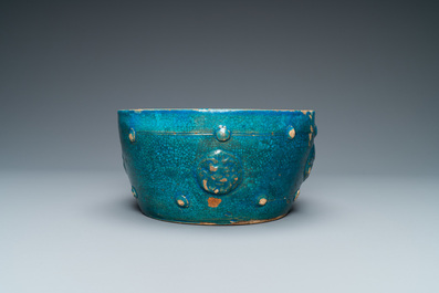 Een Chinese monochrome turquoise kom met opengewerkt houten deksel, Ming