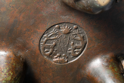 Een zeer grote Chinese bronzen wierookbrander, Xuande merk, Ming
