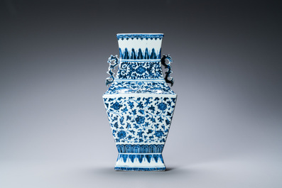 Een Chinese blauw-witte vaas met florale slingers, Qianlong